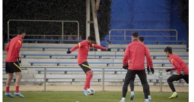 国足日本训练直击，洛国富抢圈太勇猛，他真的带来很多变化休闲区蓝鸢梦想 - Www.slyday.coM