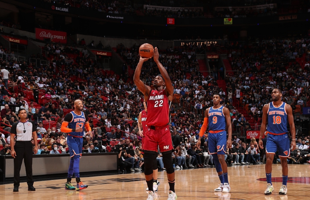 老塔克轰20分,热火四人上20 ,兰德尔不堪大用|热火|尼克斯|塔克_新浪