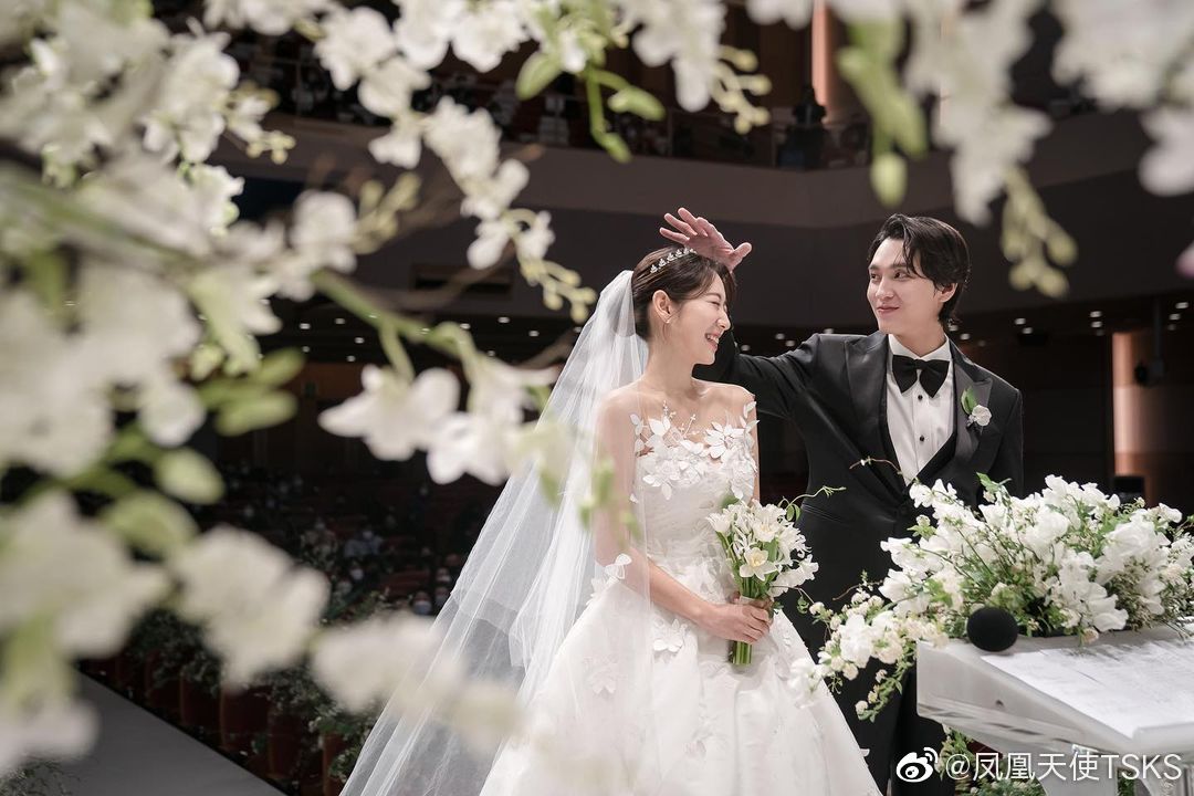27日朴信惠在ig晒出了自己的婚礼现场照片姐姐真的好漂亮
