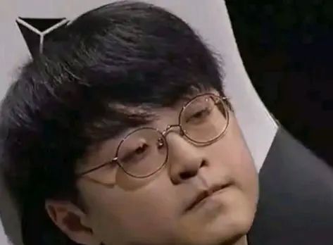 瘫坐在椅子上的许秀依旧来自于今年的msi上,rng击败dk后中单许秀瘫坐