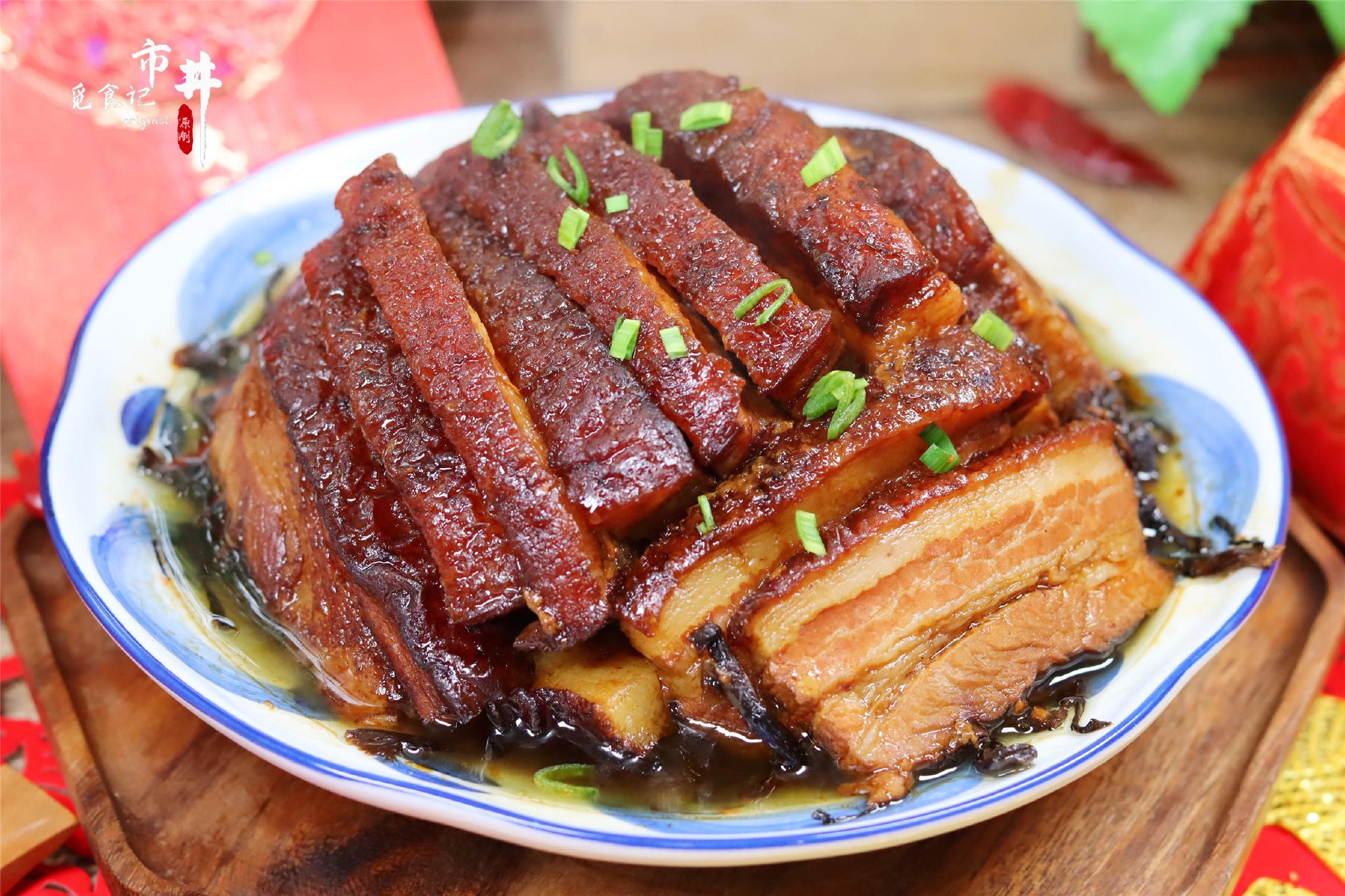 年夜饭做梅菜扣肉,切记"先煎后泡",片片起"虎皮",酥烂香醇|梅菜扣肉