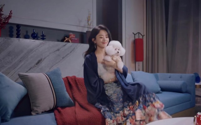 赵丽颖抱着爱犬自拍这自拍视角太美了网友多发几张