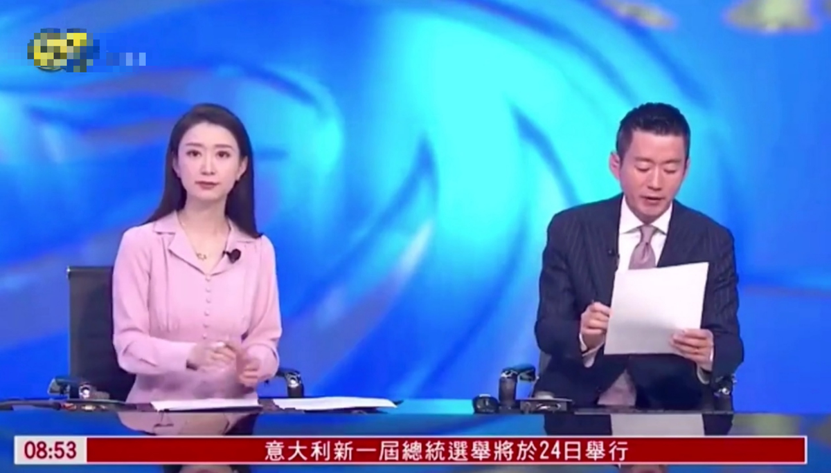 凤凰卫视新闻主播出演播事故低头忍不住偷笑网友却表示能理解