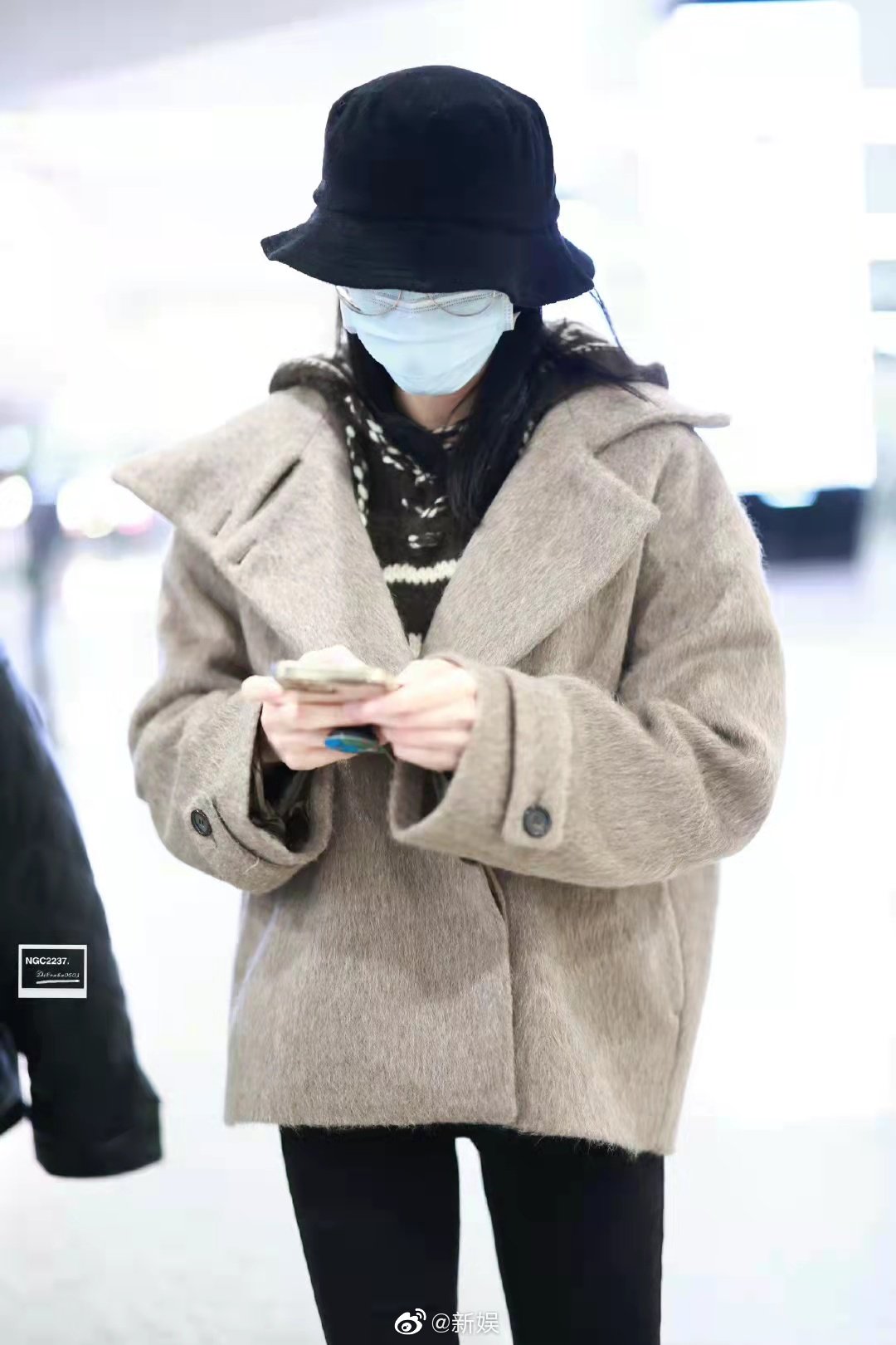 迪丽热巴0127到达图浅咖色毛呢外套黑色紧身裤雪地靴