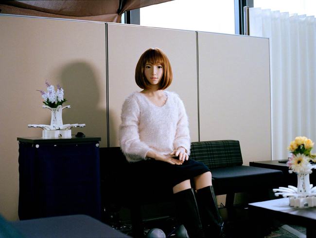 31岁男工程师被暗恋对象拒绝后迎娶机器人作老婆