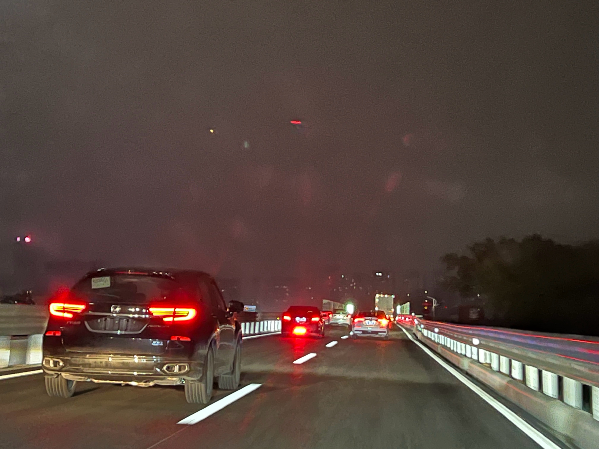 深夜开车回福建一路顺畅路上车也不少放假了回家过年