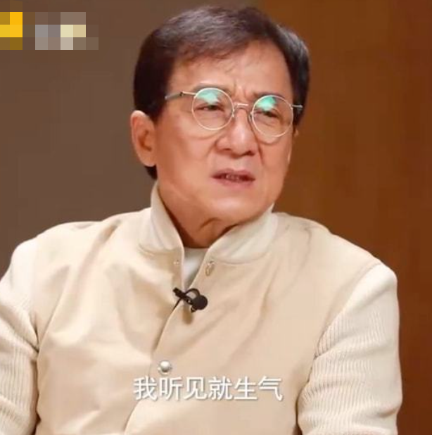 67岁成龙饭后剔牙被拍额前头发稀少精神好走路摇晃罗圈腿明显