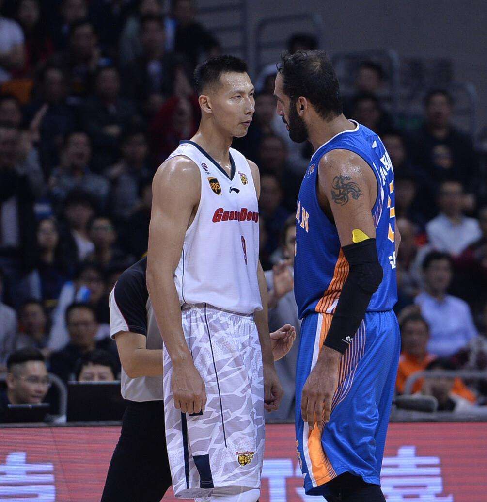 从巅峰到暮年从国家队到职业联赛易建联和哈达迪大战300回合