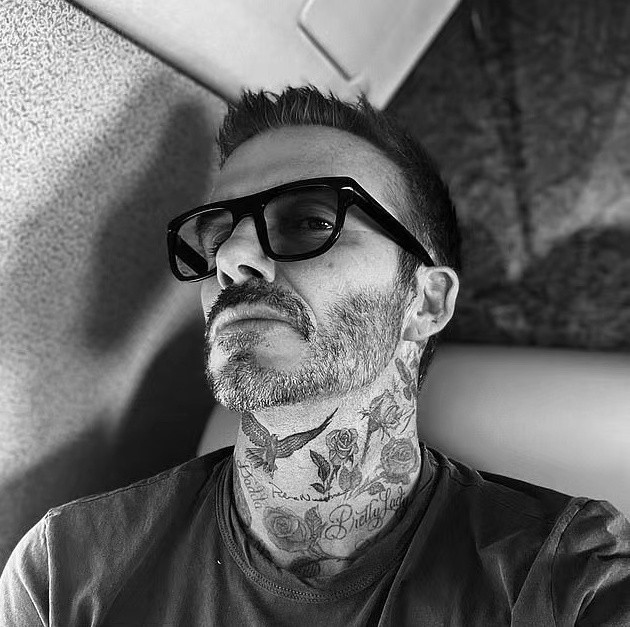 哪怕是黑白滤镜,也可以看出贝克汉姆穿了一件t恤,很宽松的版型遮住了