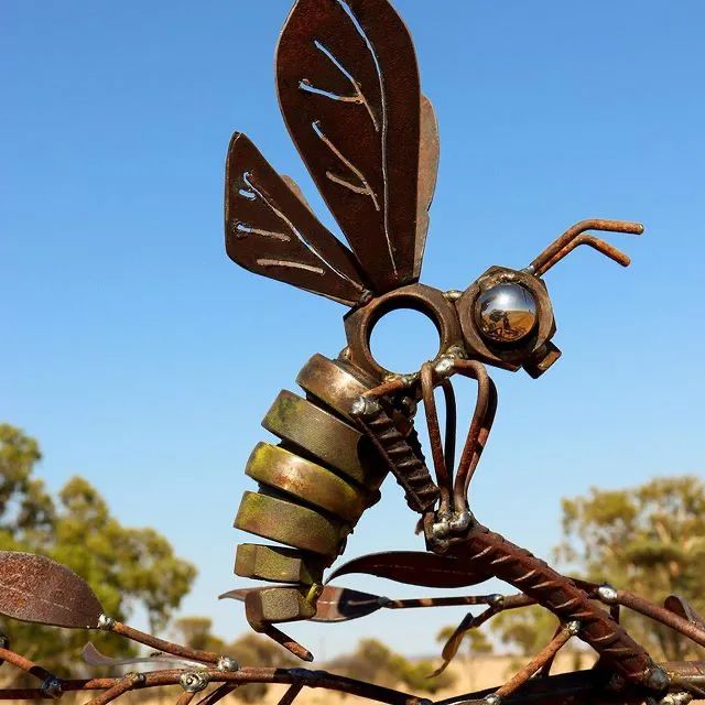 草根艺术家用260个小时打造废品雕塑机械朋克感十足