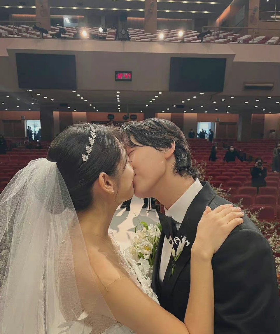 朴信惠晒与崔泰俊婚礼内场图看到欧尼的笑