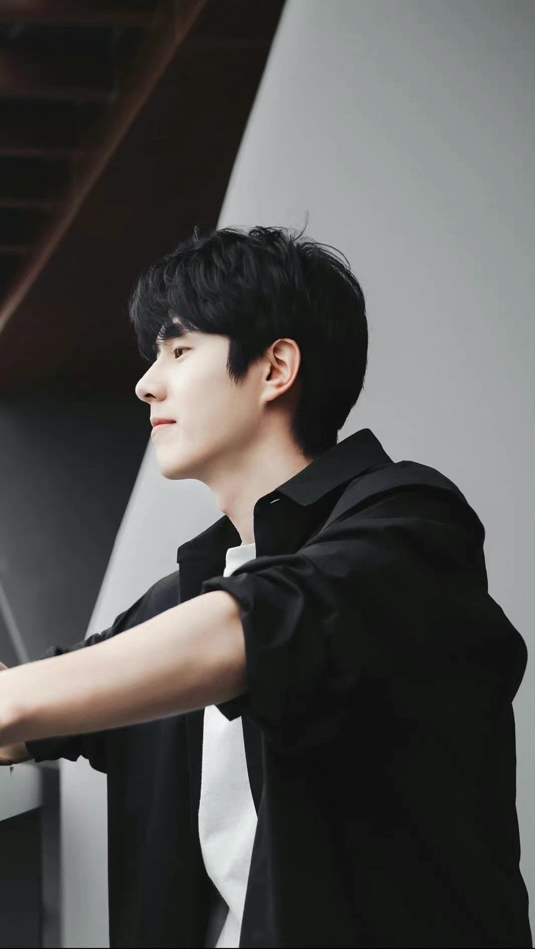 刘昊然的这个侧脸,给个100分不过分吧?|刘昊然_新浪新闻