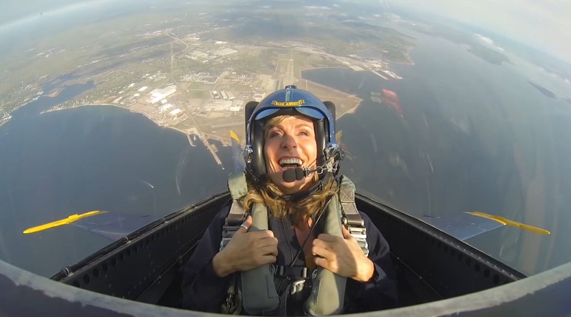 美国海军飞行员展示飞行特技,记者上机亲身体验全过程