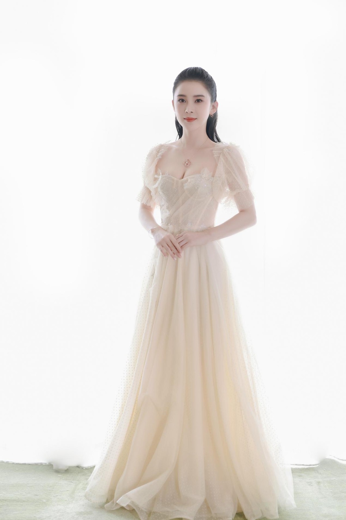 的其他人都是大衣西装保暖型,赵樱子为了能够在镜头前保持最美的姿态