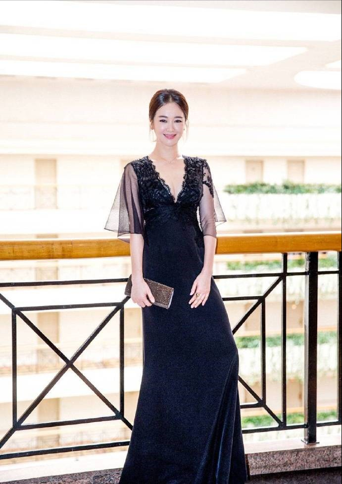 魅力之星毛俊杰好会穿个性礼服轻松成焦点腰部挖空好个性