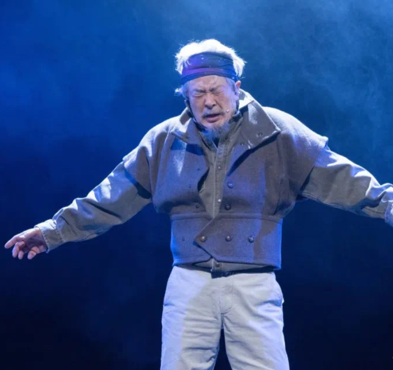 68岁濮存昕剧院写福字众人排队求亲笔场面热闹书法苍劲有力