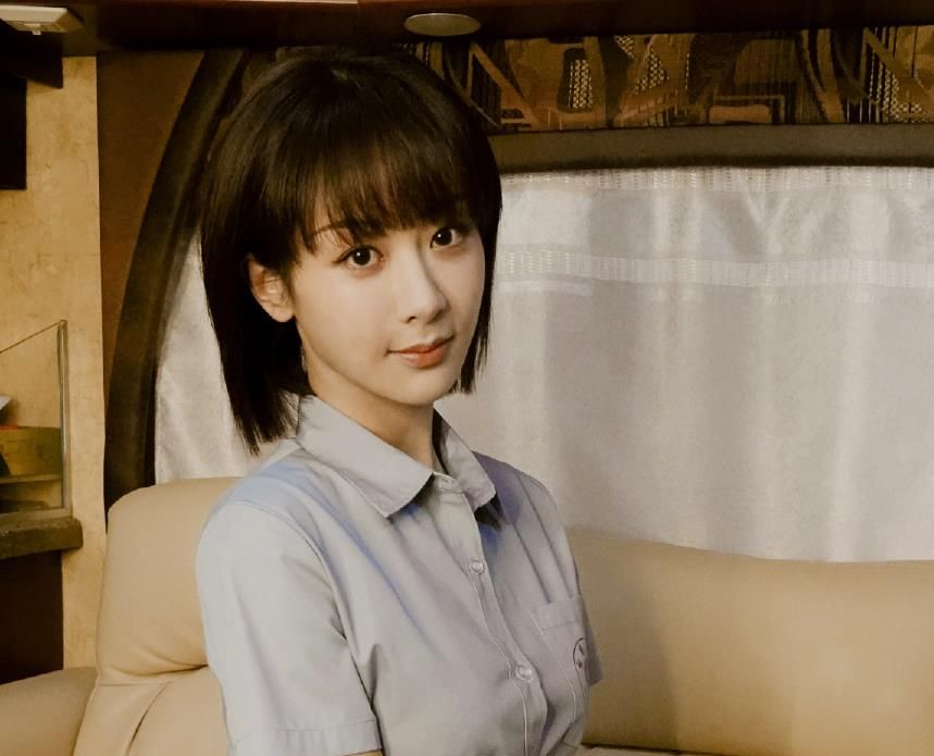 杨紫最新短发近照火了手捧奶茶却成亮点网友你喝得下算我输