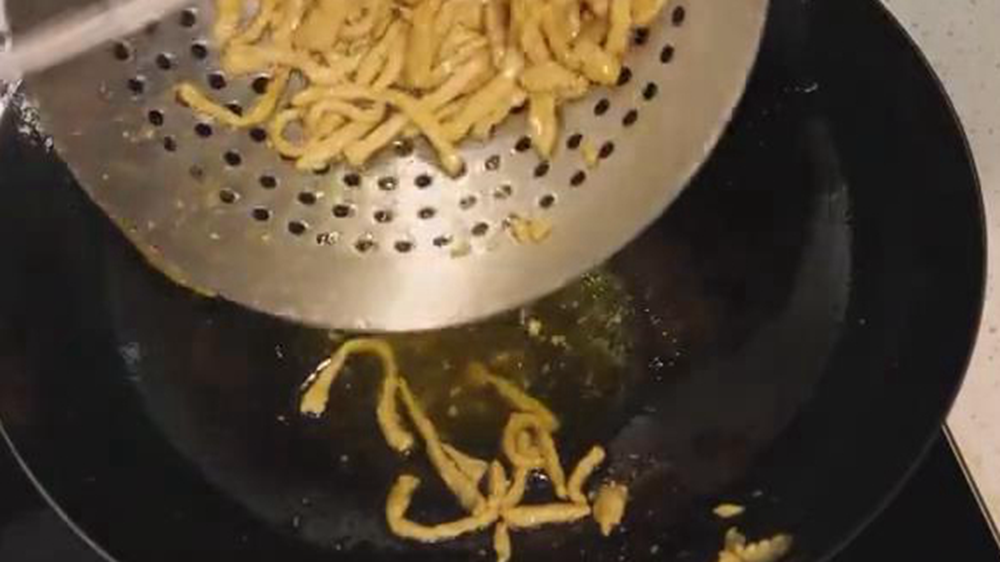 快餐店青椒肉丝为啥那么好吃?原来是这样炒的,肉丝滑嫩美味下饭休闲区蓝鸢梦想 - Www.slyday.coM 快餐店青椒肉丝为啥那么好吃?原来是这样炒的,肉丝滑嫩美味下饭休闲区蓝鸢梦想 - Www.slyday.coM