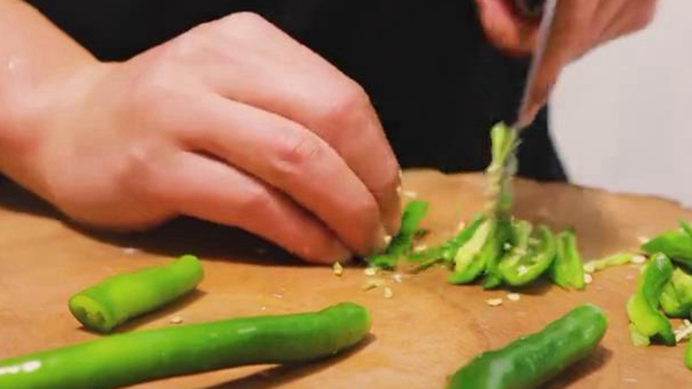 快餐店青椒肉丝为啥那么好吃?原来是这样炒的,肉丝滑嫩美味下饭休闲区蓝鸢梦想 - Www.slyday.coM 快餐店青椒肉丝为啥那么好吃?原来是这样炒的,肉丝滑嫩美味下饭休闲区蓝鸢梦想 - Www.slyday.coM