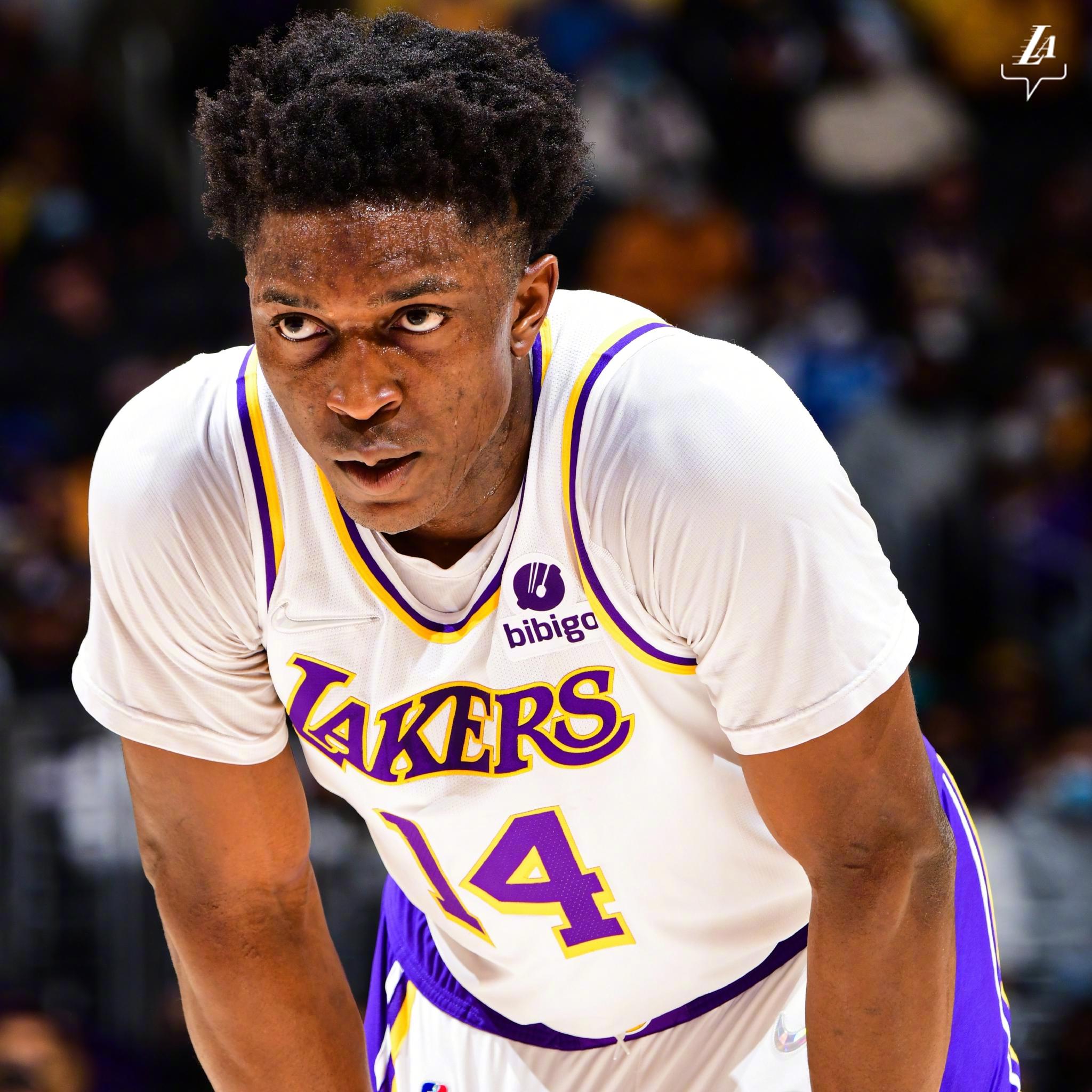 转正了shams湖人与斯坦利约翰逊签下一份2年合同