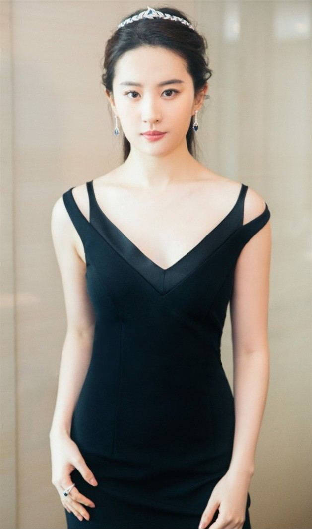 魅力之星毛俊杰好会穿个性礼服轻松成焦点腰部挖空好个性