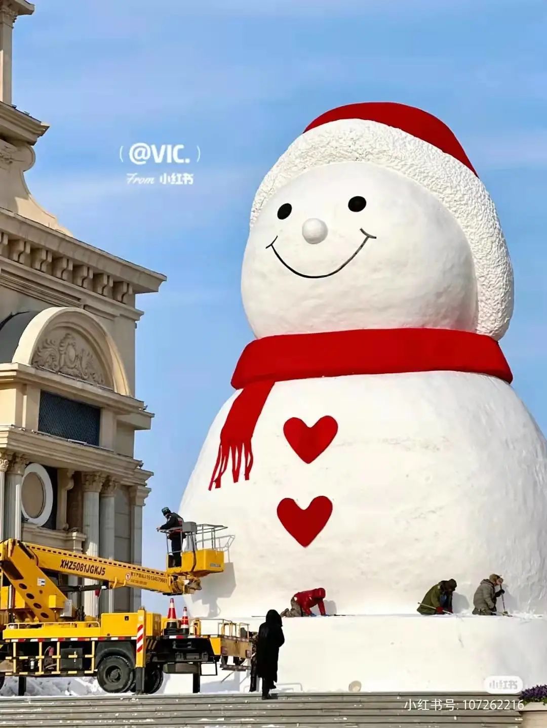 雪人位于哈尔滨群力音乐公园,相信大家最近都被哈尔滨这个"进击的大