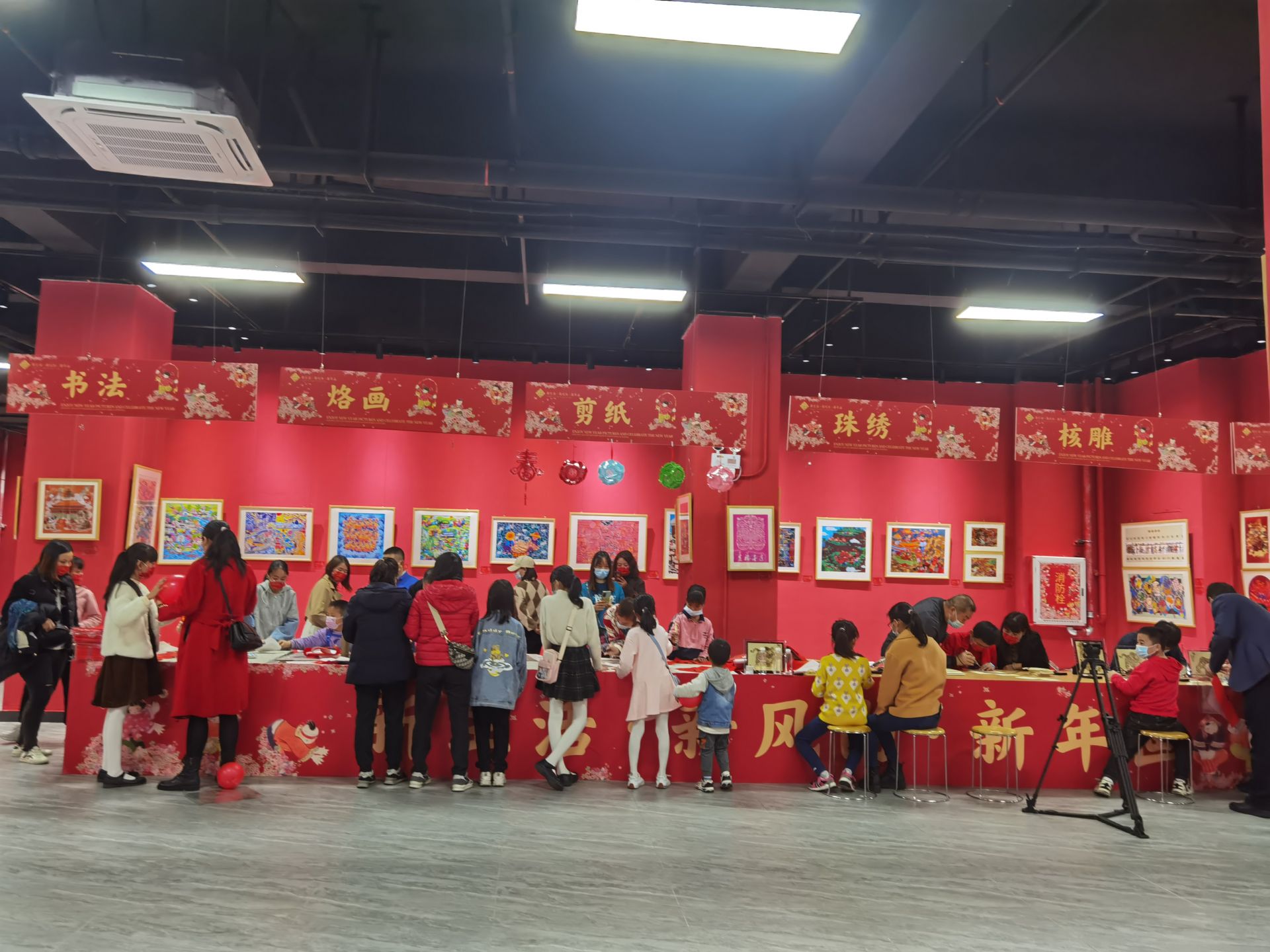 光明烙画基地新春推出大型年画展