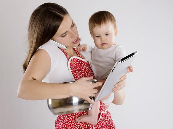 这其中的原因很简单,全职宝妈的工作并不轻松,而且还是一个自我奉献的