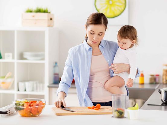 孩子还小需要父母在身边照顾,因此作为妈妈就顺理成章的辞职在家带娃