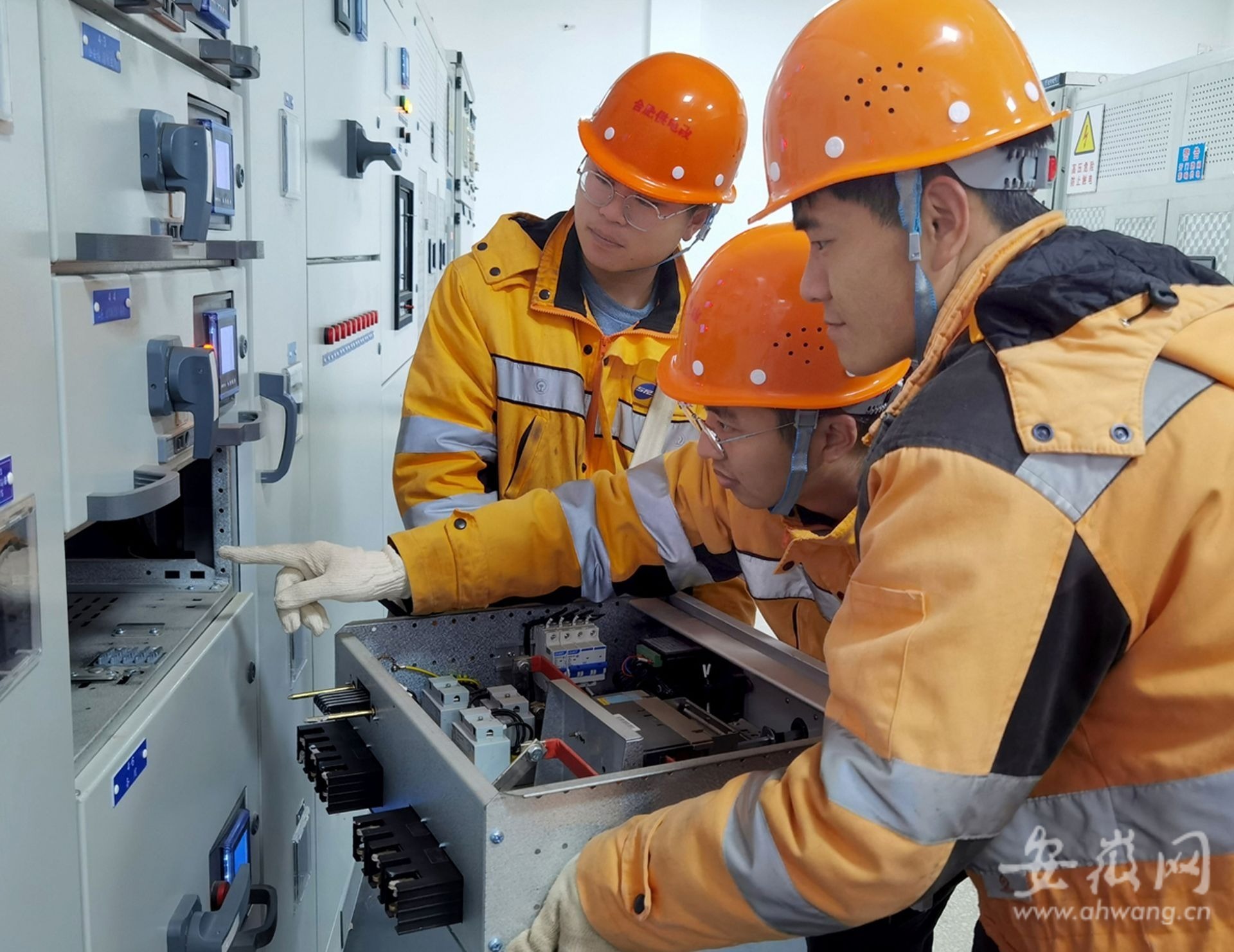 阜阳铁路电力线路工擦亮京九线枢纽的眼睛