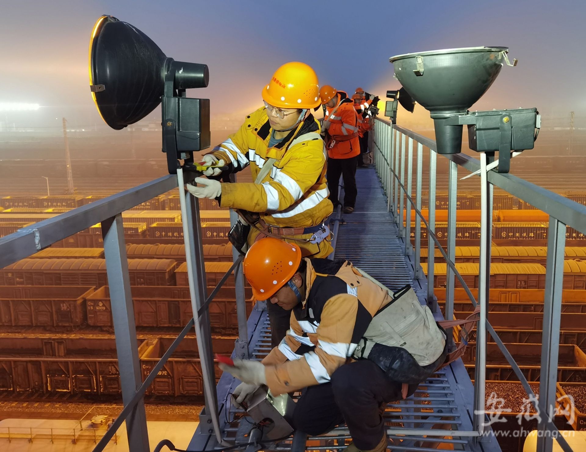 阜阳铁路电力线路工擦亮京九线枢纽的眼睛