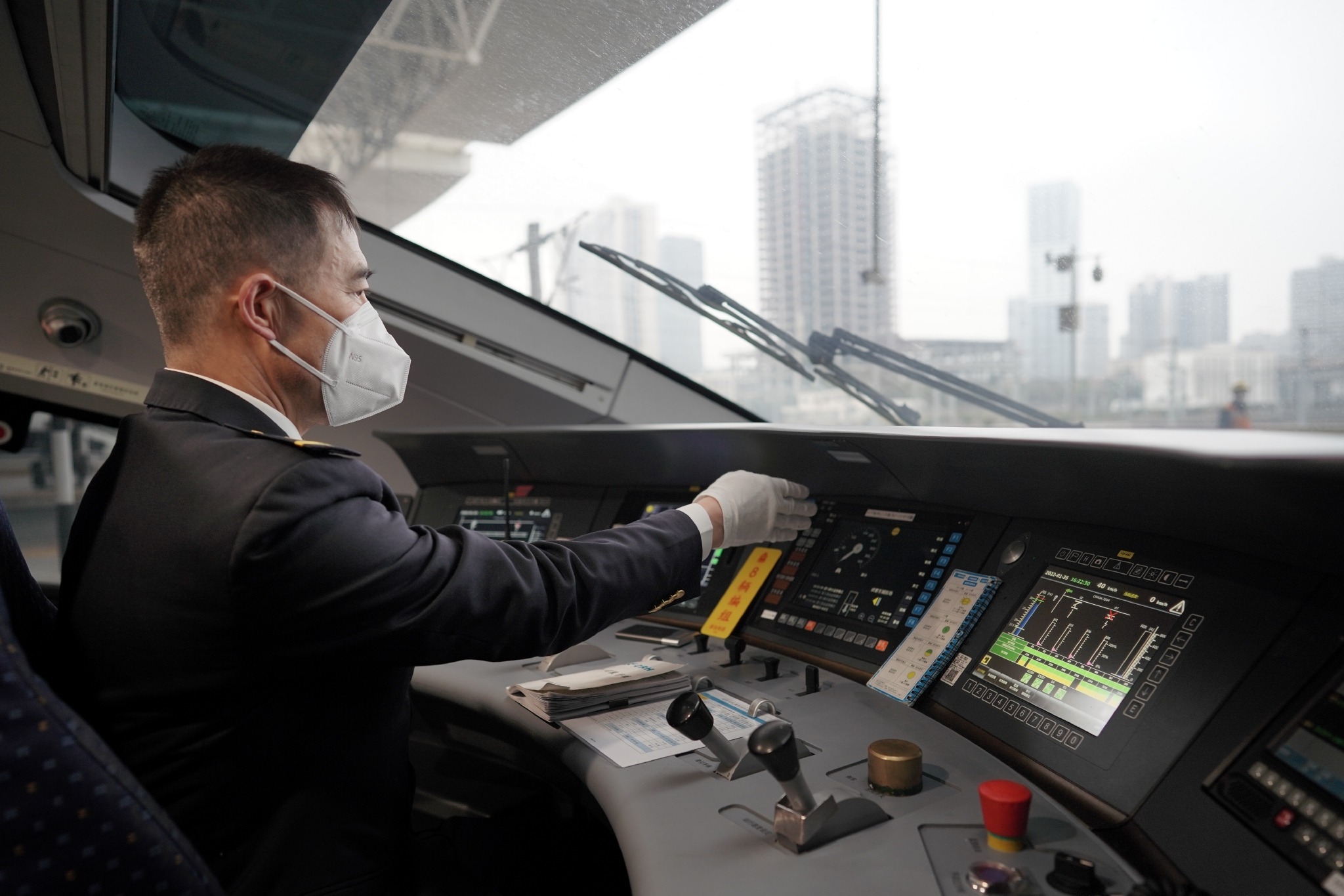 36年驾龄火车司机的最后一个春运|司机|成都市|火车_新浪新闻