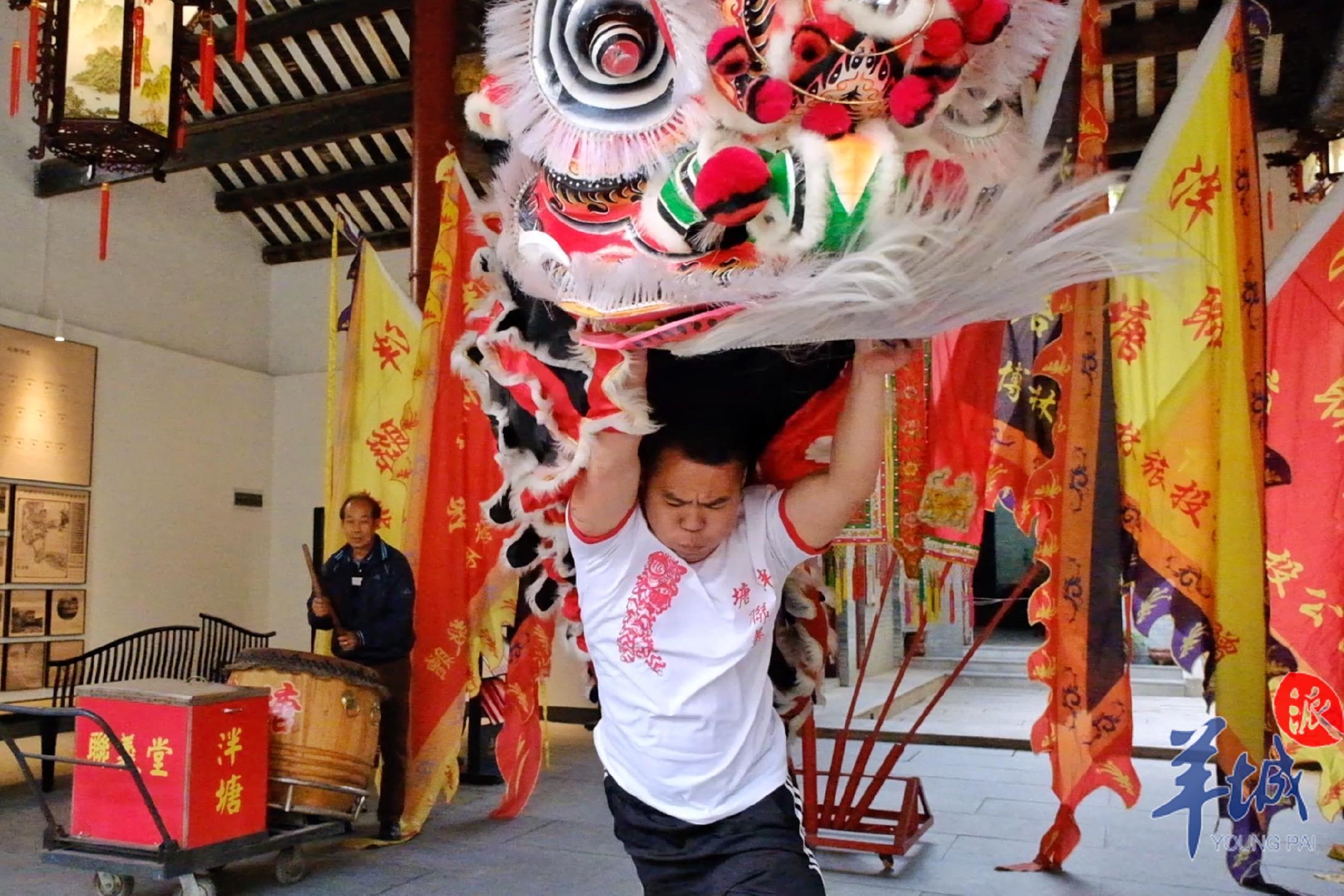 很有范拍摄采访视频时,张庭海掂量了一下张飞狮的重量,然后拿起关羽狮