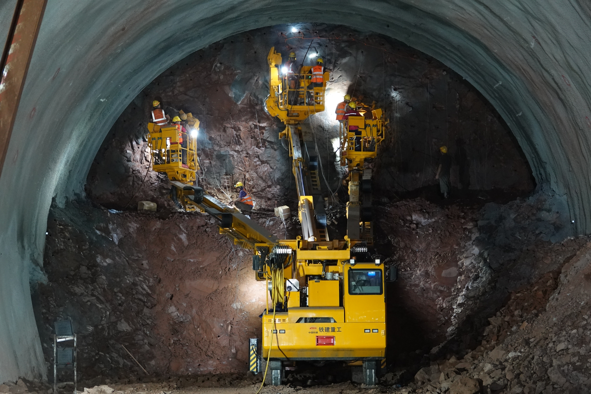 渝昆高铁中梁山隧道施工现场.