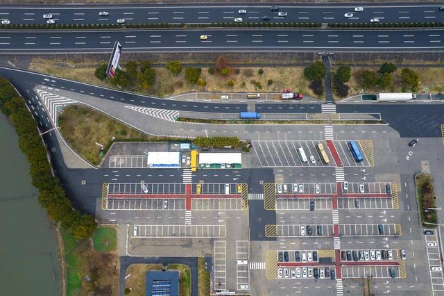 组图江苏泰州移动充电新式武器亮相京沪高速广陵服务区