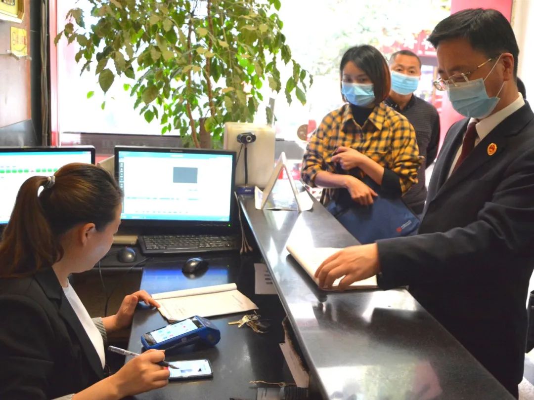  四川省剑阁县检察院的检察官会同相关部门、相关人员对辖区旅馆强制报告制度落实情况进行检查。