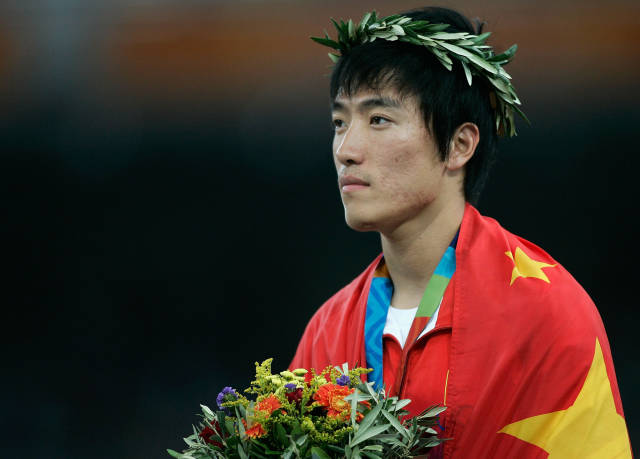 站在雅典奥运会领奖台上的刘翔