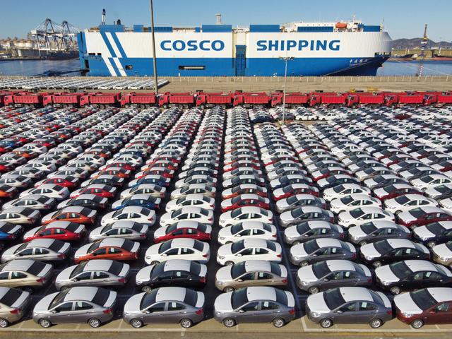 大批出口商品车在山东港口烟台港集结等待装船（2021年12月7日摄，无人机照片）。新华社发（唐克 摄）