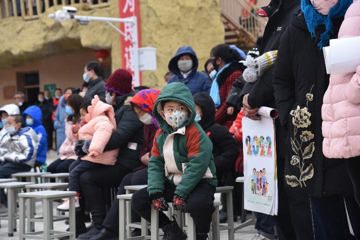 　　1月24日，厍弆村村民在观看文艺节目。（新华社记者崔翰超 摄）