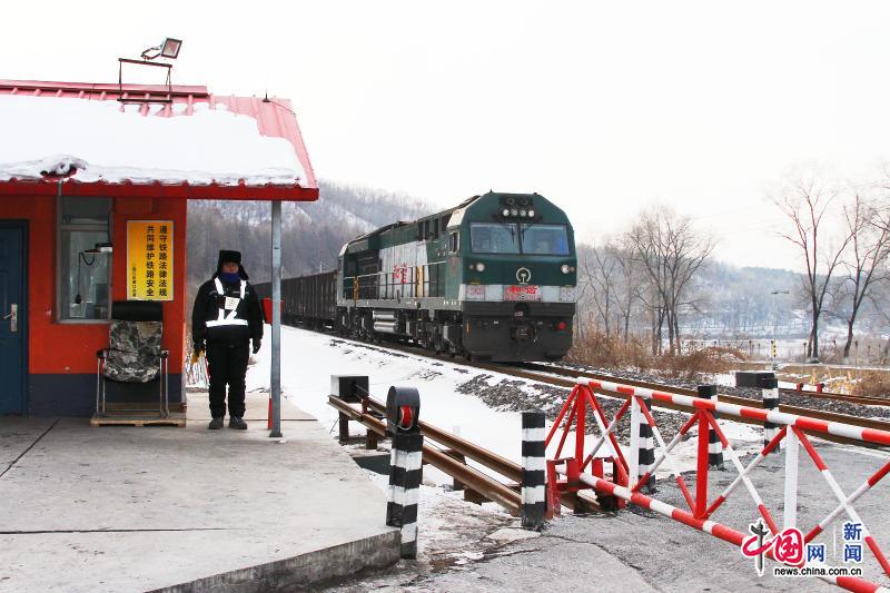 [新春走基层]山沟沟里的铁路道口"守护者"|列车|铁路_新浪新闻