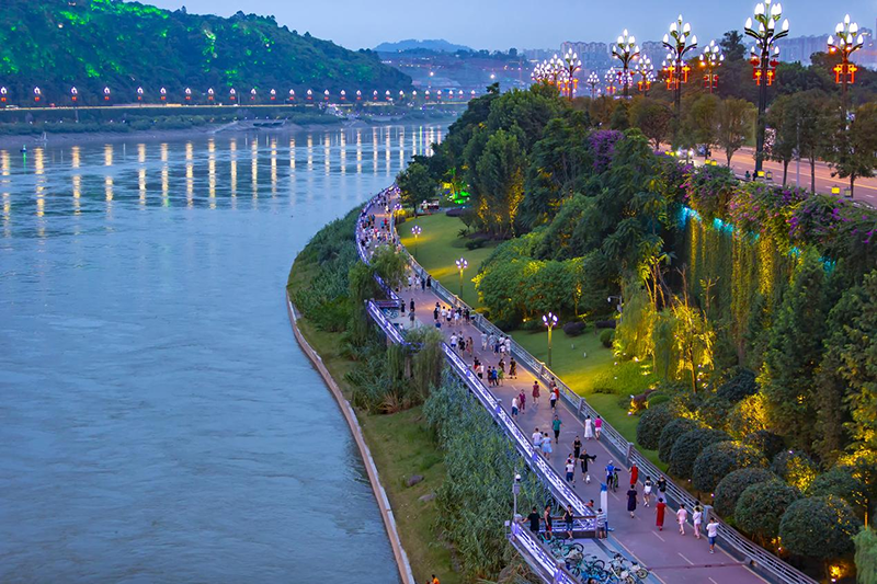 江城共兴,宜宾三江口长江公园傍晚游人如织 曾朗 摄