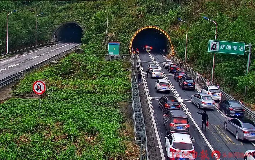 变形起火三辆汽车发生碰撞宜州往金城江方向测峒隧道道口汕昆高速公路