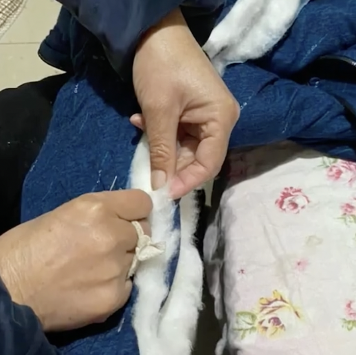 凡人歌女儿带男朋友回家妈妈怕准女婿冷亲手缝大棉袄