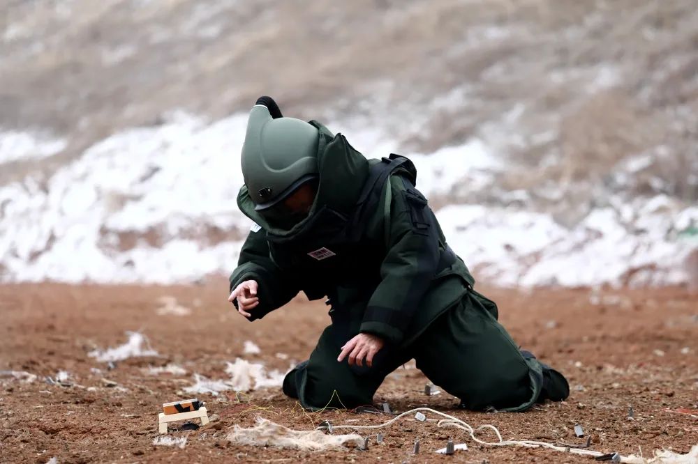 "砰……"随着一声爆炸声响彻整个靶场,未爆弹被成功排除.