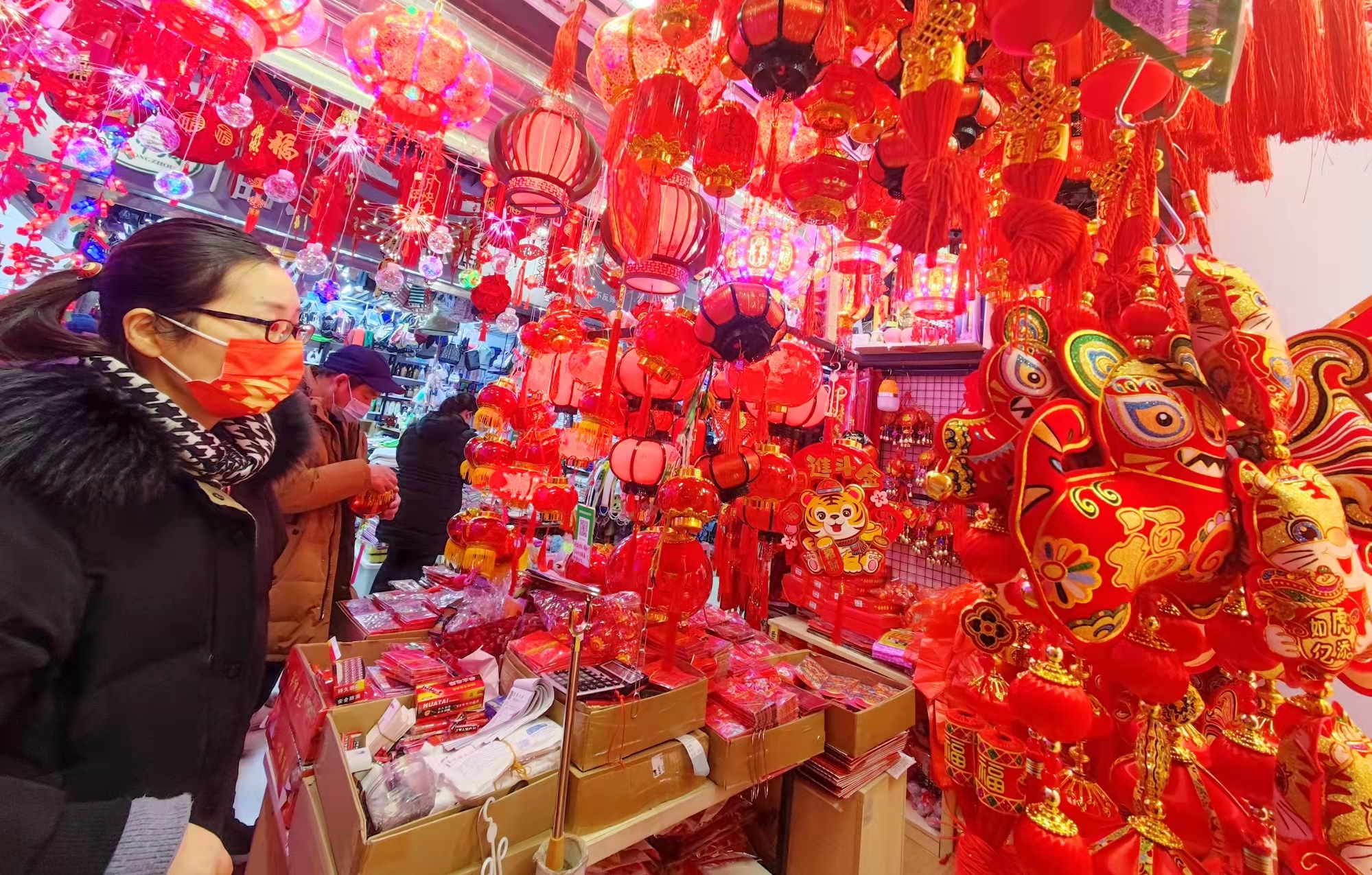 春节气氛日渐浓郁福字春联备受青睐