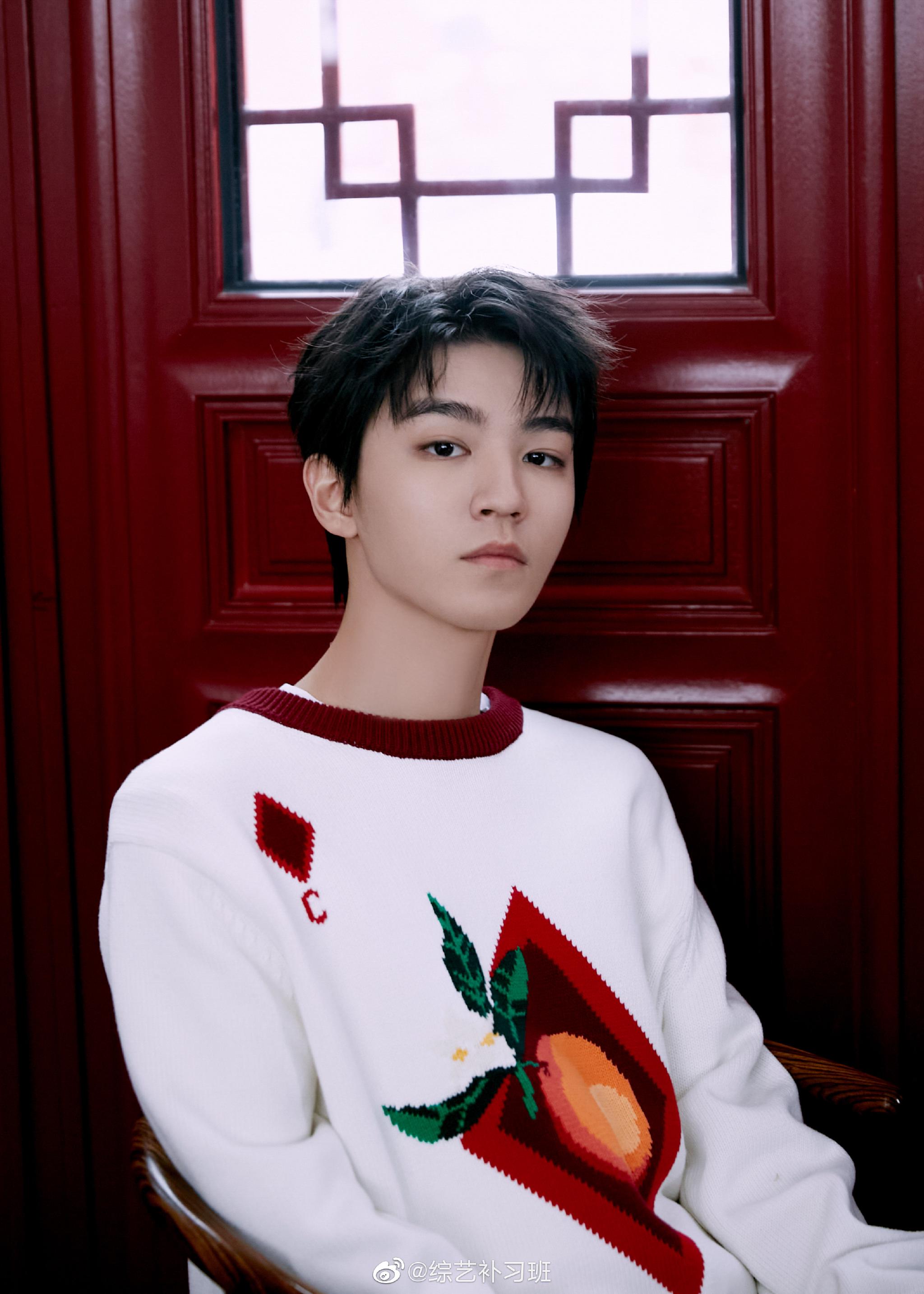 橙意十足王俊凯这个红x白配色的毛衣造型好帅气啊