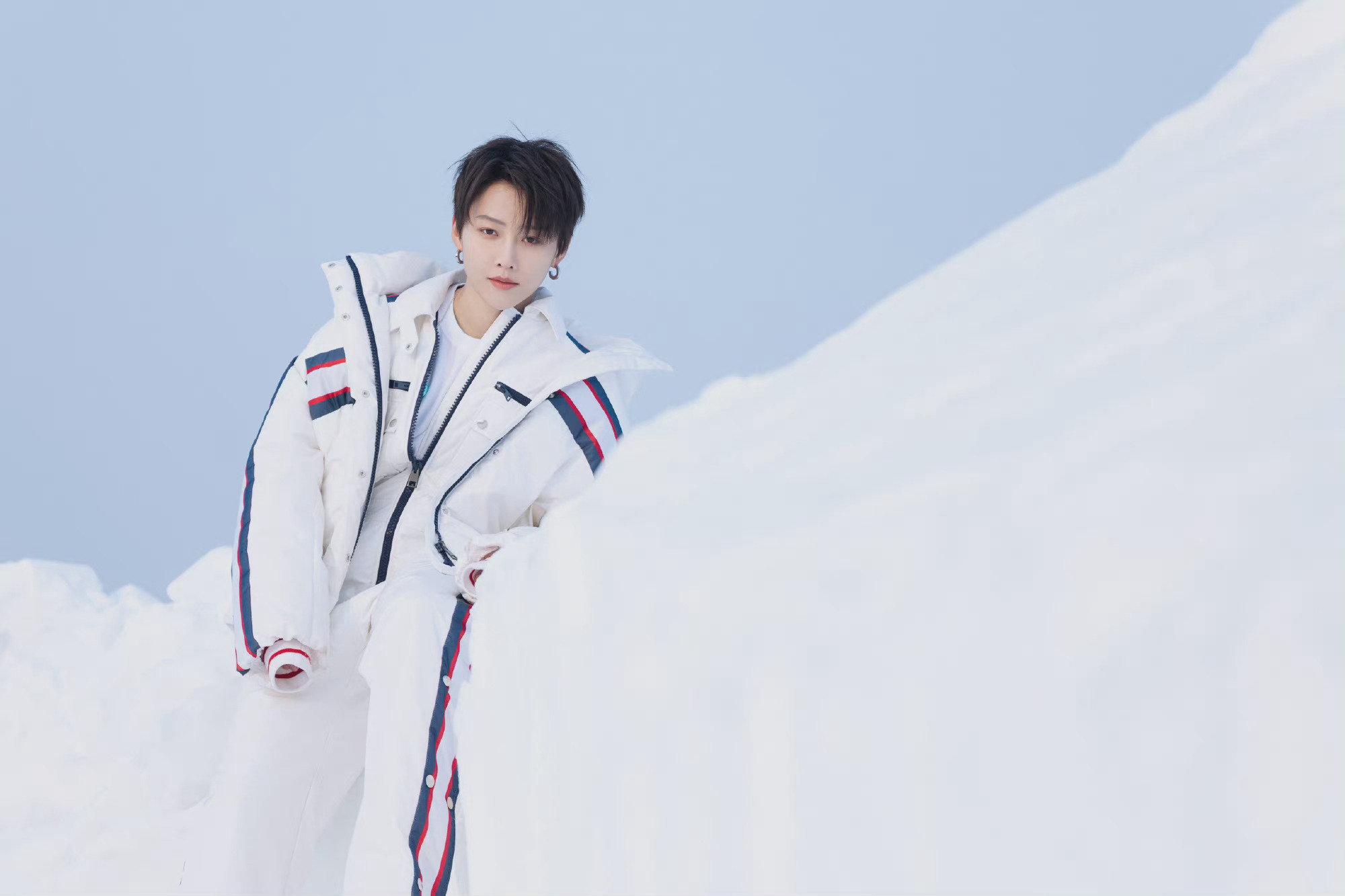 刘雨昕冬梦之约新剧照一身白色羽绒服