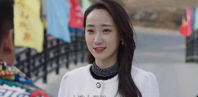 小玉一出场就让人眼前一亮,年轻貌美的她,颜值不输象牙山的几朵村花
