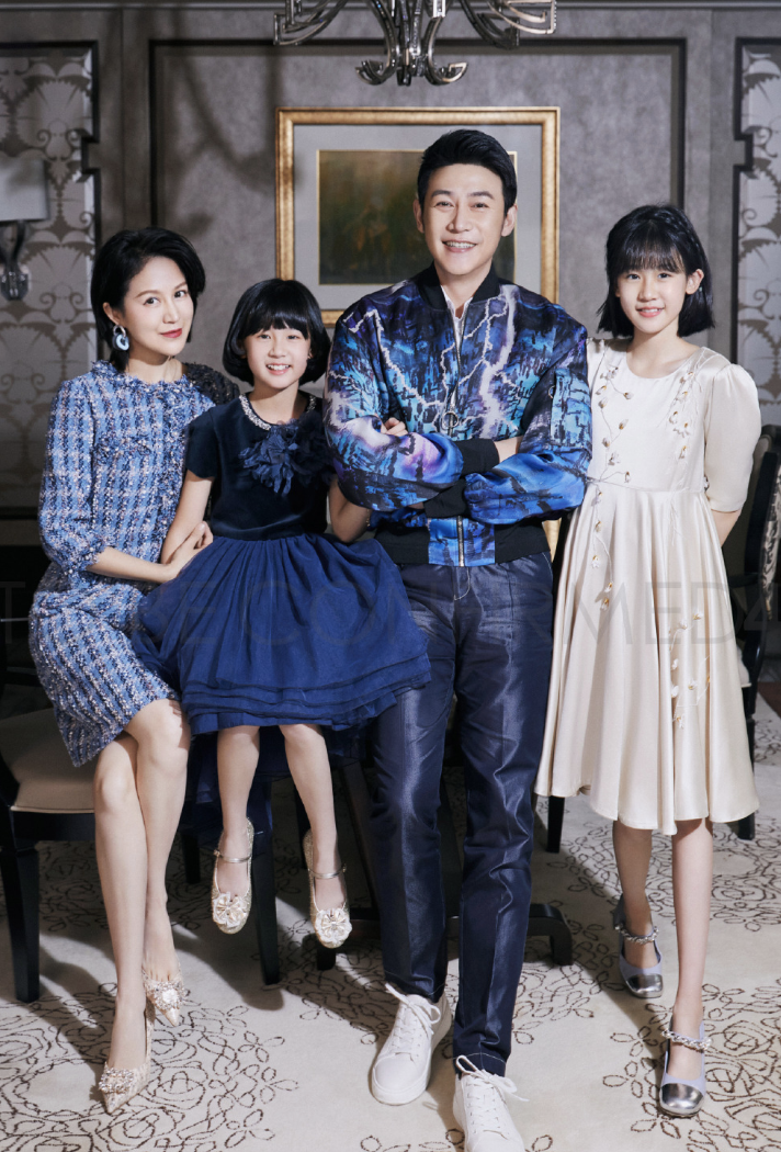 陆毅一家四口拍写真夫妻俩气质相投很养眼13岁贝儿大长腿抢镜