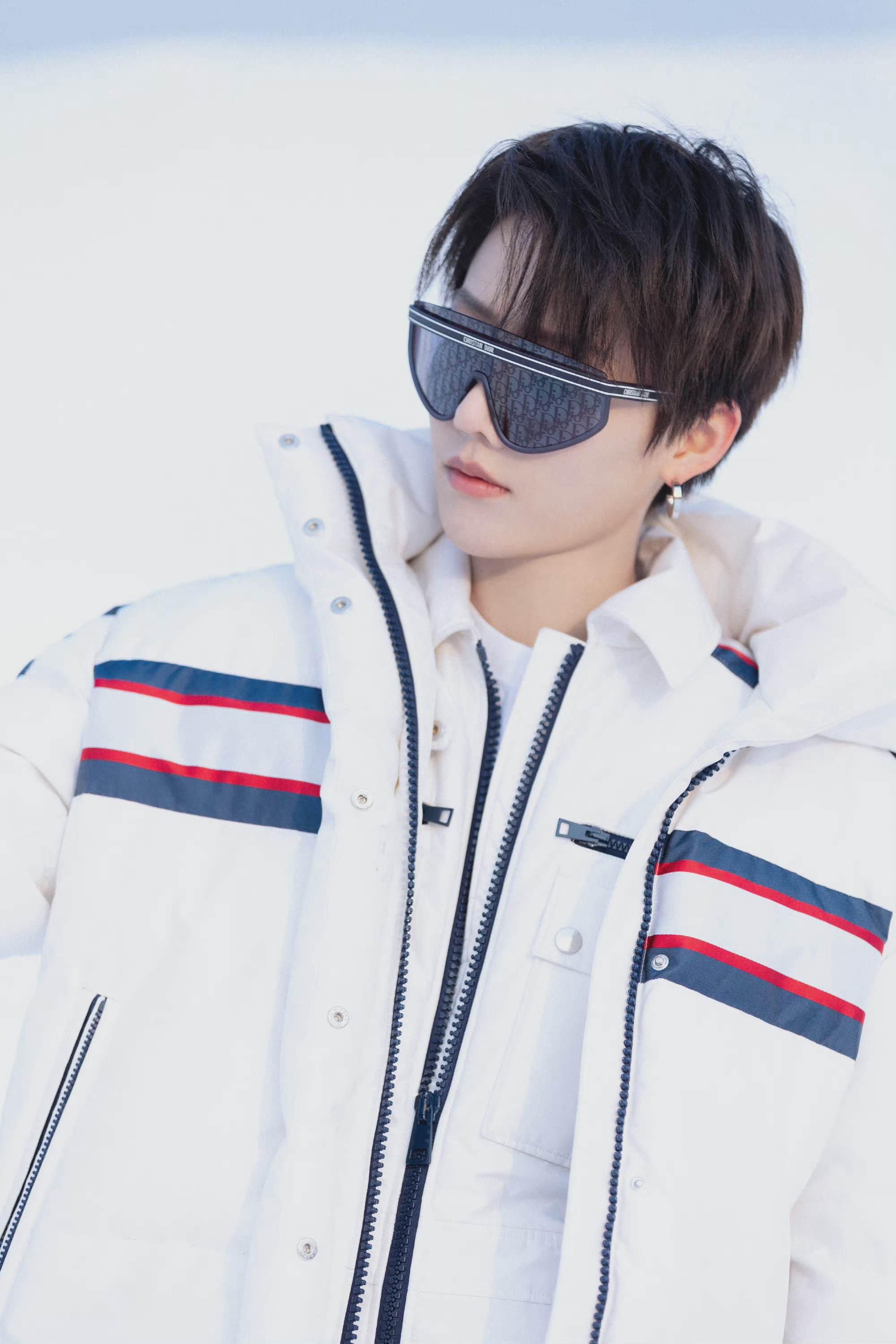 刘雨昕冬梦之约新剧照一身白色羽绒服